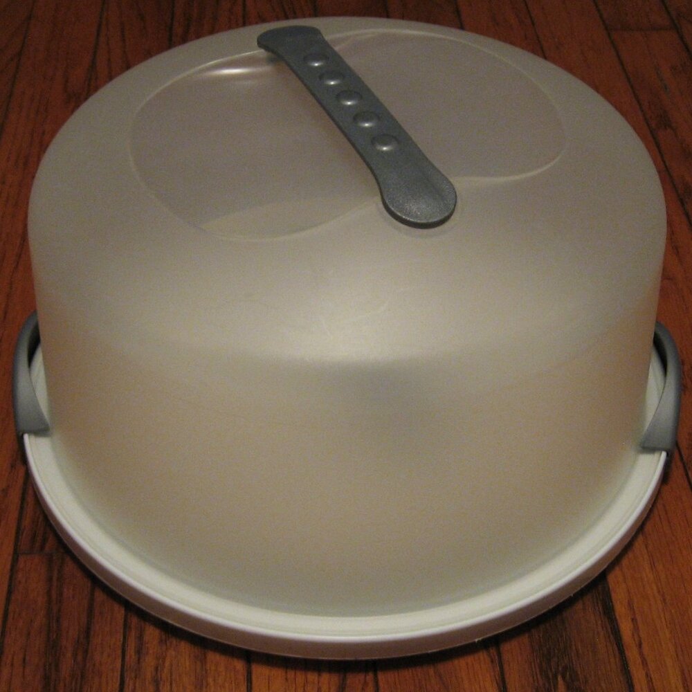 Sterlite 12" Dia 5" High Lockable Cake Saver with Carrier Handle Dishwasher Safe